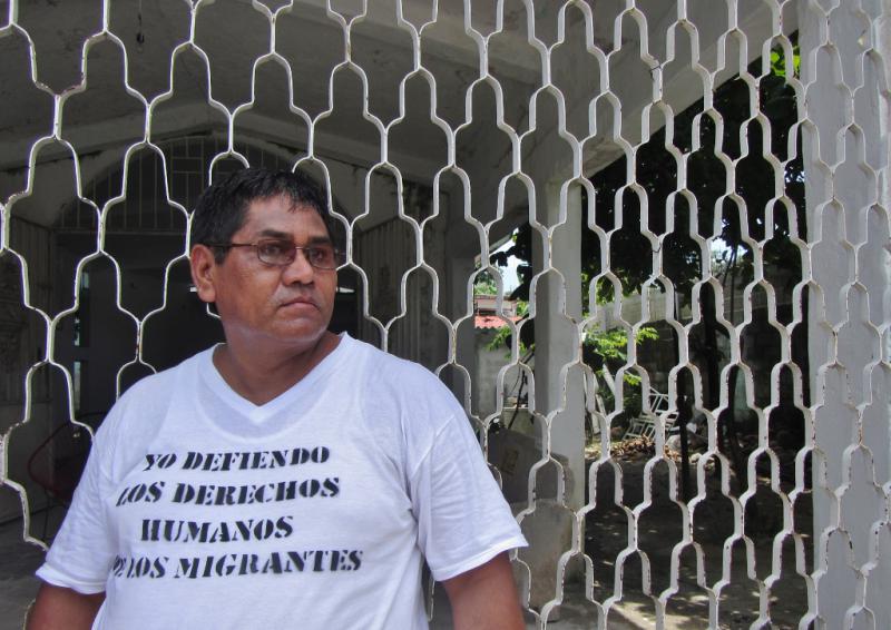 Pater Heyman Vazquez gründete vor elf Jahren eine Migrantenherberge in der Kleinstadt Arriaga. Heute will er eine im weiter südlich gelegenen Huixtla gründen. Rassistisch eingestellte Anwohner stellen sich vehement dagegen. Die Gründung einer Herberge beinhaltet stets jahrelange soziale Kämpfe