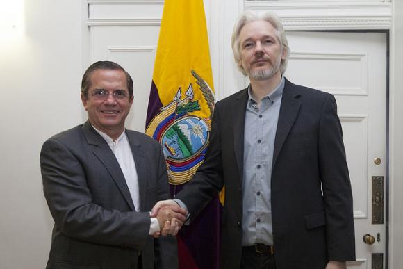 Außenminister Ricardo Patiño mit Julian Assange in der Botschaft Ecuadors in London