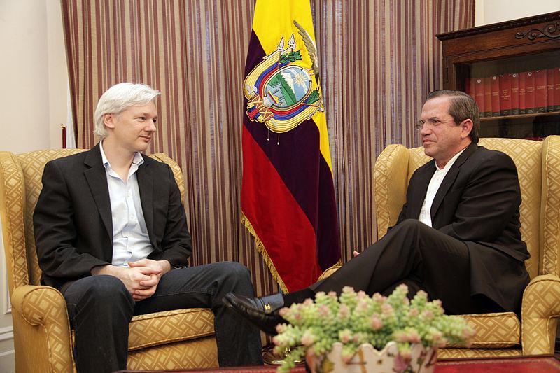 Julian Assange und Ricardo Patiño in der Botschaft Ecuadors in London