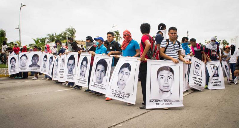 Straßenblockade in Ayotzinapa, Guerrero. Studenten tragen Fotos ihrer 43 verschwundenen Kommilitonen
