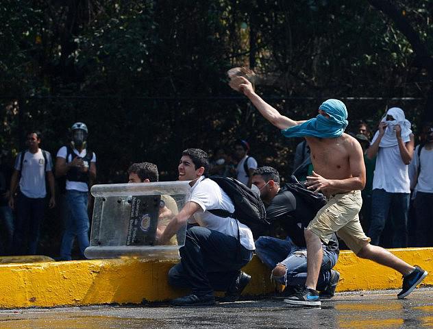 Oppositionelle Studenten auf dem Gelände der Zentraluniversität Venezuelas in Caracas