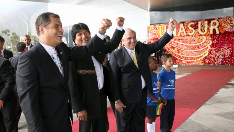 Die Präsidenten Ecuadors und Boliviens, Rafael Correa und Evo Morales mit Unasur-Generalsekretär Ernesto Samper bei der Einweihung des ständigen Sitzes der Unasur