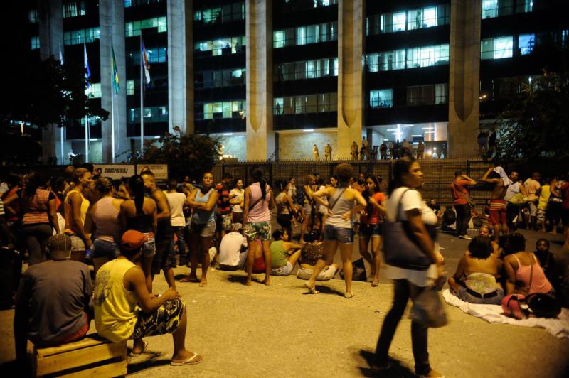 Die vom Gelände des Telefonanbieters Oi Vertriebenen campieren vor der Stadtverwaltung von Rio de Janeiro