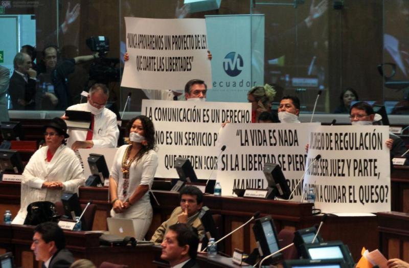 … und Demonstration gegen das neue ecuadorianische Mediengesetz