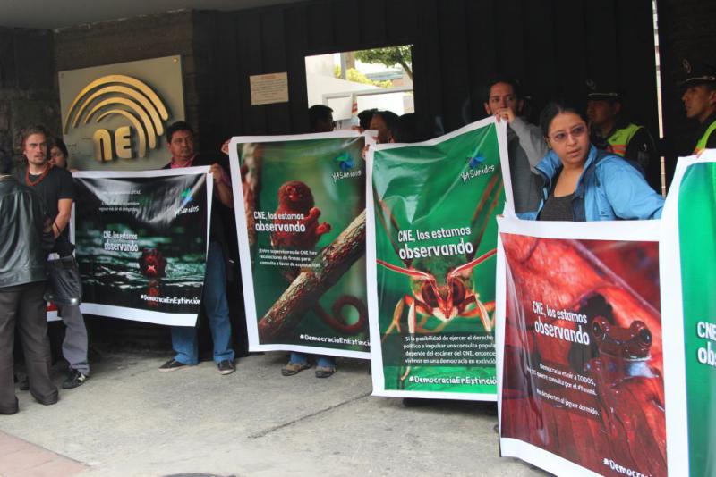 Mitglieder von Yasunidos vor dem Sitz der CNE bei der Übergabe der Unterschriften am 12. April