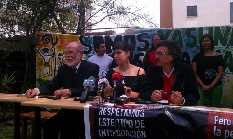 Bei einer Pressekonferenz in Quito erläutern Mitglieder von Yasunídos die Klage