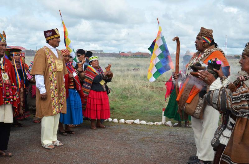 Anschließend geht der Präsident begleitet von Amautas (Weisen in der Inka-Kultur) zum Tempel Kalasasaya Anschließend geht der Präsident begleitet von Amautas (Weisen in der Inka-Kultur) zum Tempel Kalasasaya
