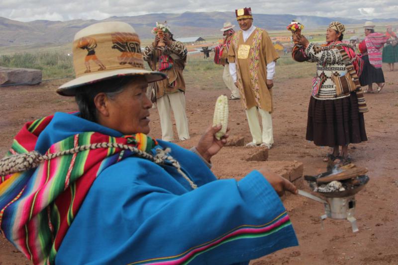 Dort führen die Yatiris (Ärzte und Heiler) Räucherzeremonien durch und bitten um Weisheit und Gesundheit für den Präsidenten und das bolivianische Volk