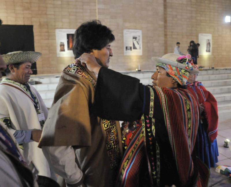 Dann bekommt Morales nahe des Monolithen Pachamama die traditionelle Kleidung