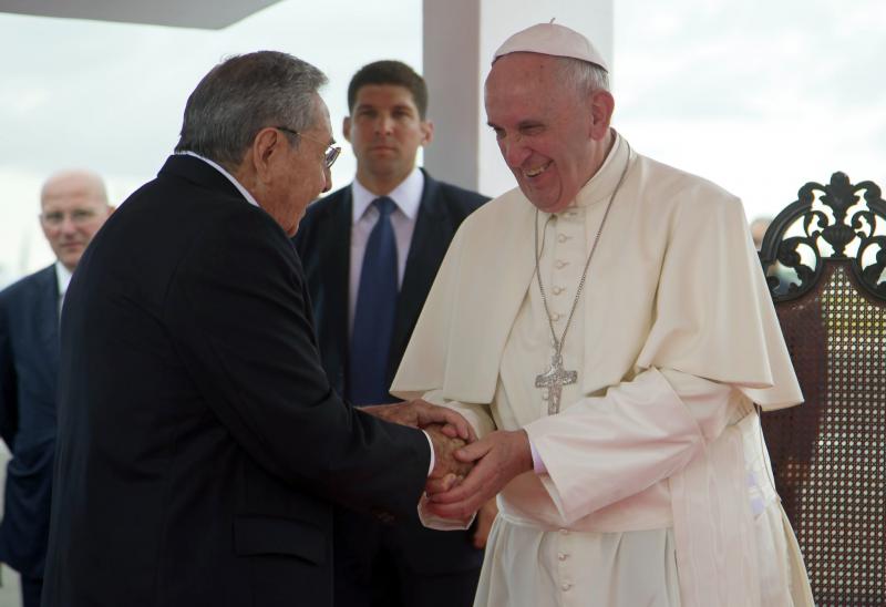 Präsident Raúl Castro begrüßte den Papst am Flughafen