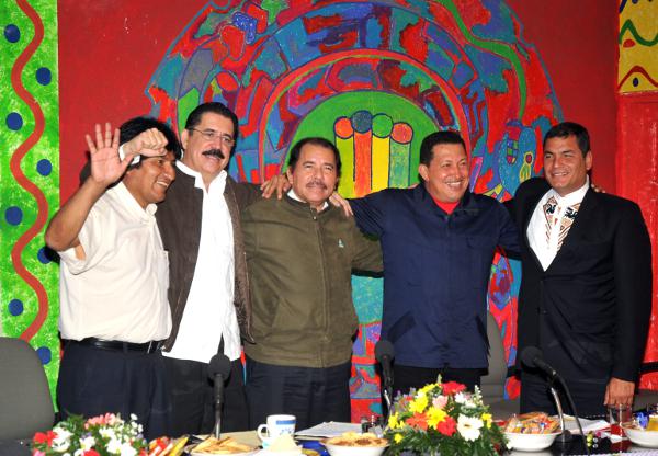 Im April 2009 amtierende linksgerichtete Regierungschefs: Evo Morales, Manuel Zelaya (zwei Monate nach diesem Foto aus dem Amt geputscht), Daniel Ortega, Hugo Chávez, Rafael Correa