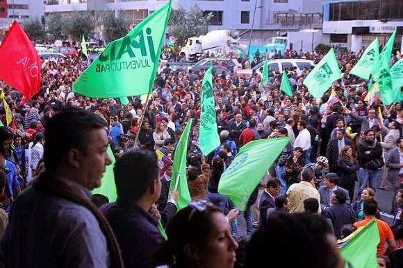 ... und Gegendemonstrationen des Regierungsbündnisses Alianza País