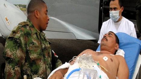 Der schwer verletzte Gefangene wird vom Krankenhaus in das Gefängnis in Bogotá verlegt
