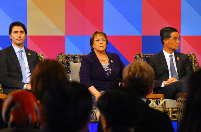 Bachelet bei einer Diskussionsrunde mit Vertretern des Unternemerrates am Rande des Gipfeltreffens der Asiatisch-Pazifischen Wirtschaftsgemeinschaft