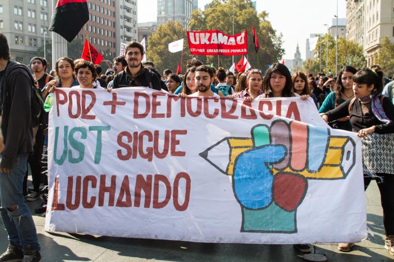 "Für mehr Demokratie" kämpfen diese Studentinnen und Studenten