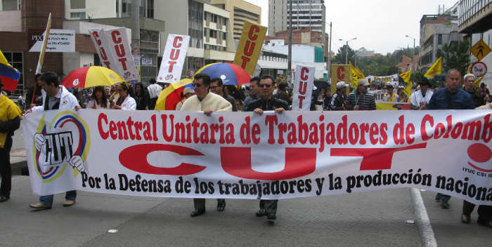 In Kolumbiens Hauptstadt Bogotá demonstrierten Arbeiter gegen Freihandelsabkommen, den "Nationalen Entwicklungsplan" der Regierung und für den Frieden. Zum Abschluss kam es zu schweren Zusammenstößen mit der Polizei