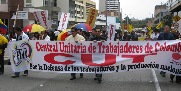 In Kolumbiens Hauptstadt Bogotá demonstrierten Arbeiter gegen Freihandelsabkommen, den "Nationalen Entwicklungsplan" der Regierung und für den Frieden. Zum Abschluss kam es zu schweren Zusammenstößen mit der Polizei In Kolumbiens Hauptstadt Bogotá demonstrierten Arbeiter gegen Freihandelsabkommen, den "Nationalen Entwicklungsplan" der Regierung und für den Frieden. Zum Abschluss kam es zu schweren Zusammenstößen mit der Polizei