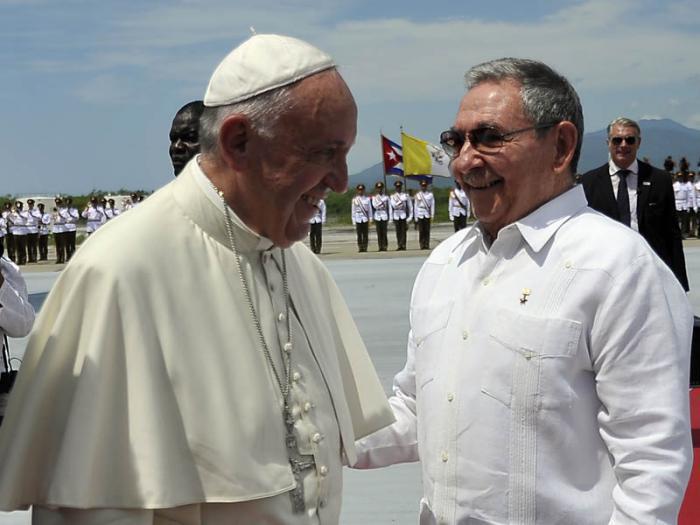 Raúl Castro verabschiedet Franziskus Raúl Castro verabschiedet Franziskus