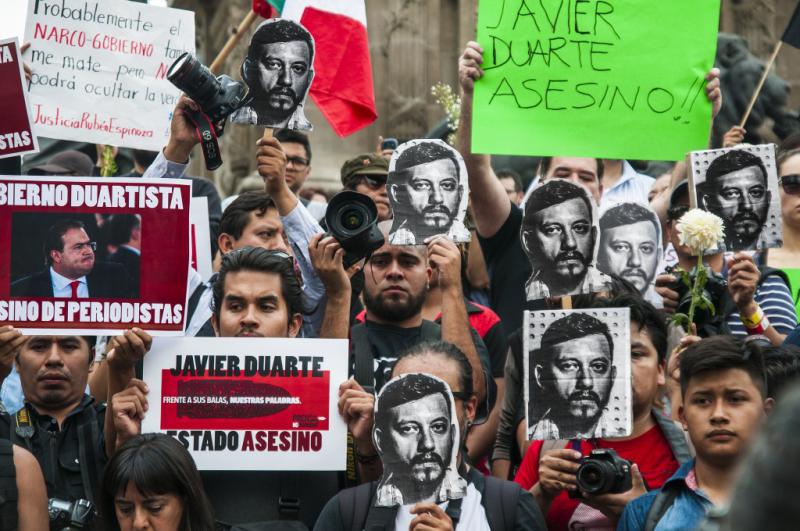 Demonstranten mit einem Foto des ermordeten Espinosa und Schildern: "Javier Duarte - Mörder"