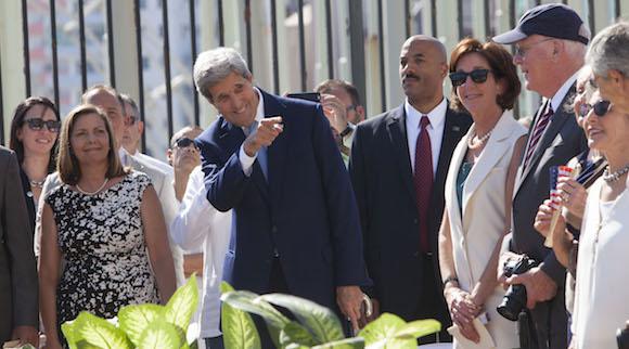Kerry mit den Leiterinnen der Verhandlungsdelegationen,  Josefina Vidal (Kuba, links) und Roberta Jacobson (USA, rechts)