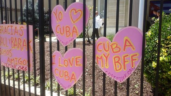 Am Zaun der Botschaft befestigt: "Danke Raul und Barack - wir sind Freunde" - "Ich liebe Kuba" - "Kuba mein bester Freund"