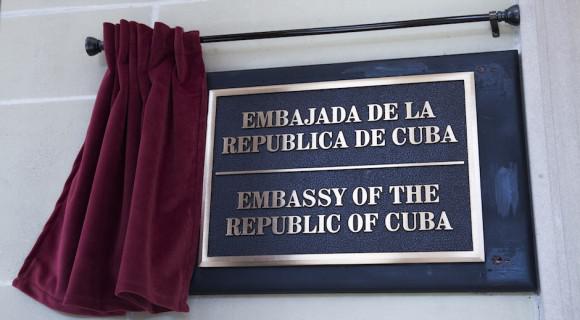 Schild an der Fassade der Botschaft