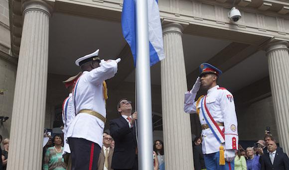 Kubas Außenminister Bruno Rodríguez hisst die Fahne