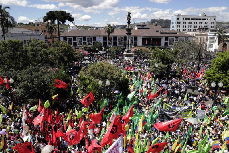 Tausende Regierungsanhänger versammelten sich vor dem Präsidentenpalast, um den Präsidenten zu empfangen