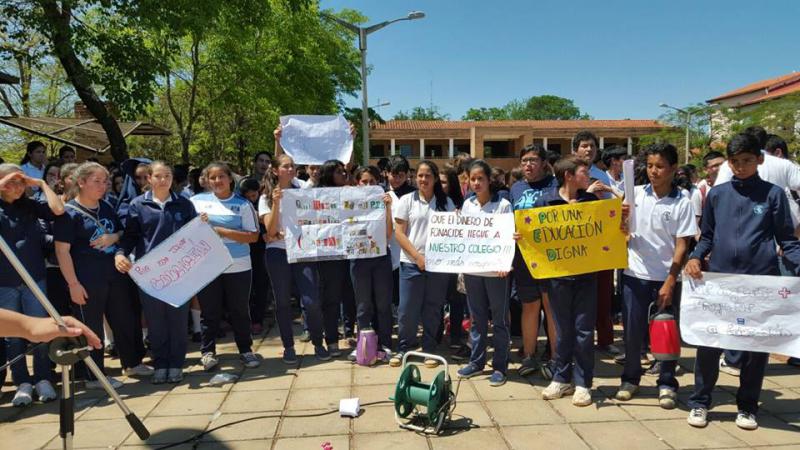 Schüler und Studierende protestieren gegen Korruption und für würdige Bildung