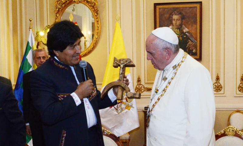 Morales überreicht dem Papst ein mit Hammer und Sichel verziertes Kruzifix. Das Original hatte der 1980 ermordete Jesuit Luis Espinal Camps angefertigt
