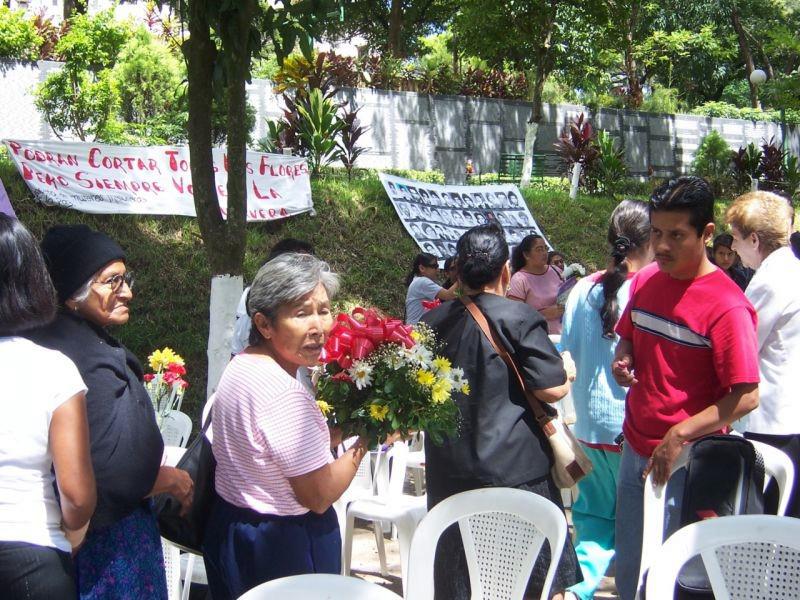 Familienangehörige von Opfern des Bürgerkriegs bei einer Aktion der Menschenrechtsorganisationb Pro Búsqueda