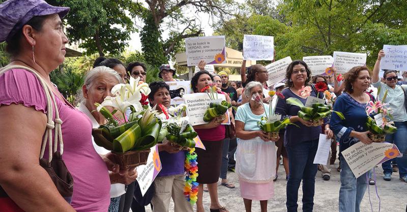 Kundgebung der Gruppe Bürgerinnen für die Entkriminalisierung des Schwangerschaftsabbruchs in El Salvador vor dem Parlament