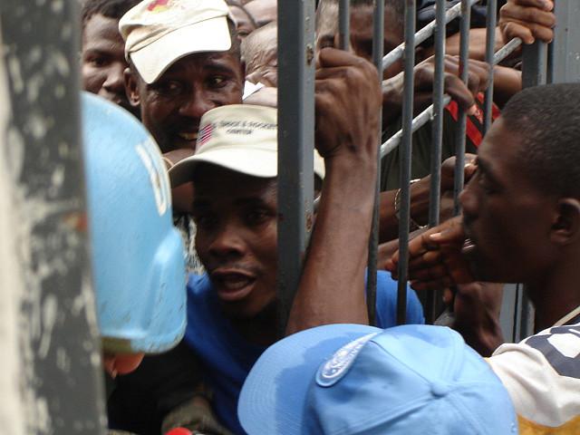 Chaos bei Wahlen ist in Haiti nicht neu: Schon bei den Präsidentschaftswahlen im Februar 2006 (Bild) kam es zu tumultartigen Szenen vor Abstimmungslokalen