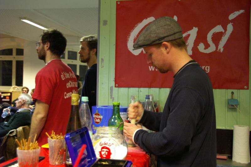 Bei der gut besuchten Veranstaltung zum Thema “Solidarität von Kuba mit der Welt” im Mehringhof durfte der Mojito nicht fehlen Bei der gut besuchten Veranstaltung zum Thema “Solidarität von Kuba mit der Welt” im Mehringhof durfte der Mojito nicht fehlen