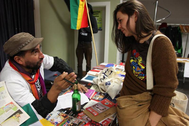 Ramiro Saravia am Info- und Büchertisch im Vorraum Ramiro Saravia am Info- und Büchertisch im Vorraum