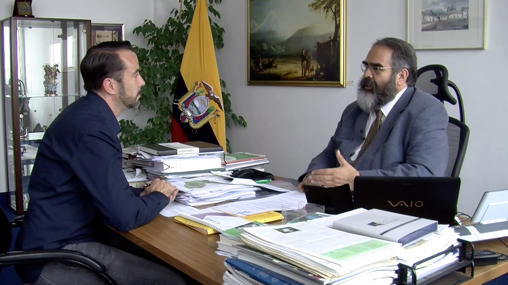 Ecuadors Botschafter Jorge Jurado (re.) und Harald Neuber