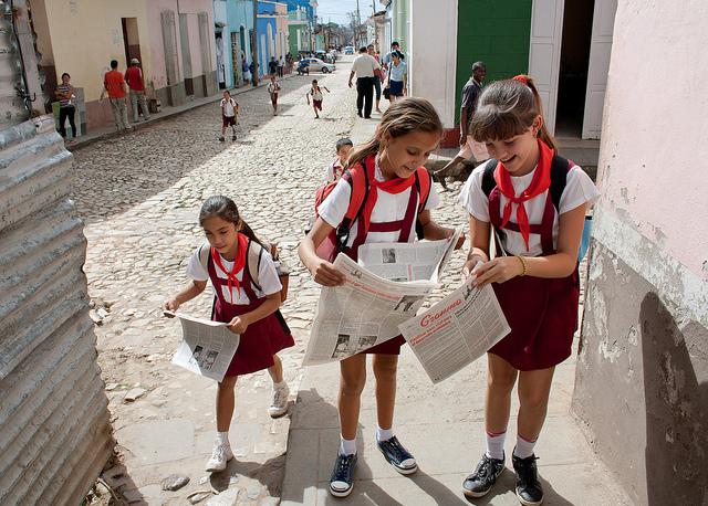Kubanische Kinder mit der KP-Zeitung "Granma". Beim Panel der Deutschen Welle fand man das Blatt nicht so lustig