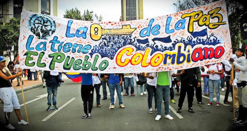 Friedensdemonstranten mit Transparent: "Die kolumbianische Bevölkerung hat den Schlüssel zum Frieden"