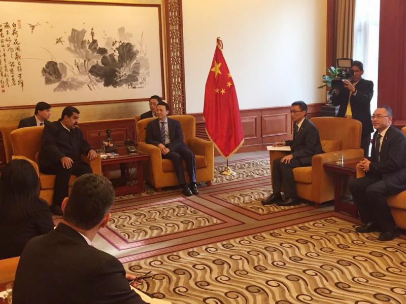 Präsident Maduro mit Vertretern des weltweit führenden Herstellers von Mobilgeräten, ZTE Corporation