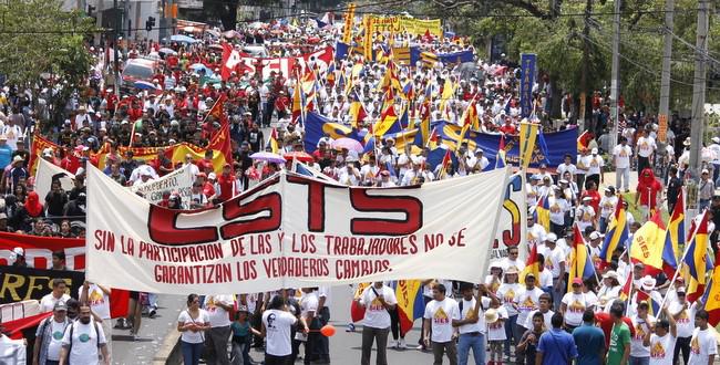 Arbeiter auf den Straßen von El Salvadors Hauptstadt San Salvador. "Ohne die Beteiligung der Arbeiterinnen und Arbeiter sind wirkliche Veränderungen nicht sichergestellt" - heißt es auf dem Transparent der Gewerkschaft CSTS