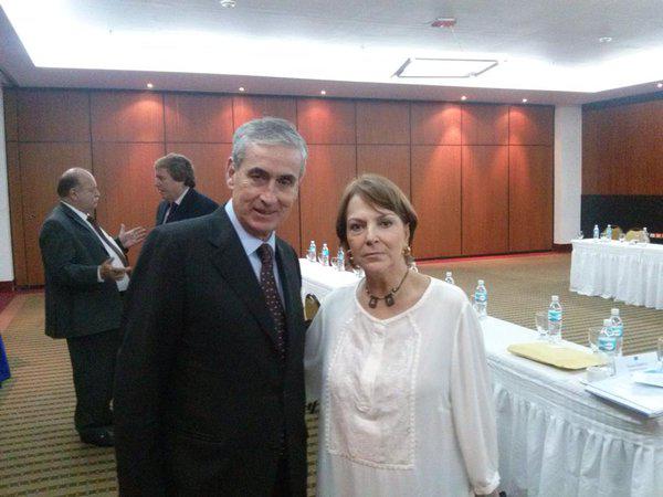 Ramón Jáuregui mit Mitzy Ledezma, der Ehefrau des inhaftierten Oppositionspolitikers Antonio Ledezma