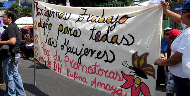Frauen in El Salvador fordern die Anerkennung von Hausarbeit und Kinderbetreuung, die zu 91.42 Prozent von Frauen geleistet wird. Nur vier Prozent der Arbeiterinnen sind im Sozialversicherungssystem erfasst
