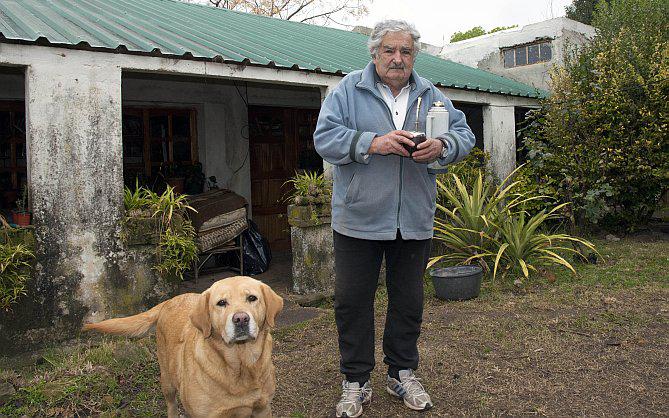 Präsident Mujica im Hof seines Hauses auf dem Land