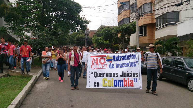 Bei Protesten in Bucaramanga: "Gegen die Auslieferung Unschuldiger. Wir wollen Prozesse in Kolumbien".