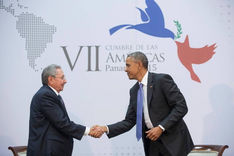 Reichen sich wieder die Hand: die Präsidenten Kubas und der USA, Raúl Castro und Barack Obama