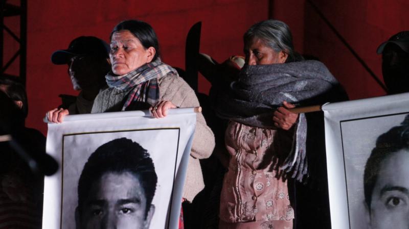 Eltern der verschwundenen Studenten suchen ihre Kinder in den Kasernen der mexikanischen Armee