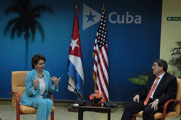Die Leiterin der Kongressdelegation, Nancy Pelosi, mit Kubas Außenminister Bruno Rodríguez