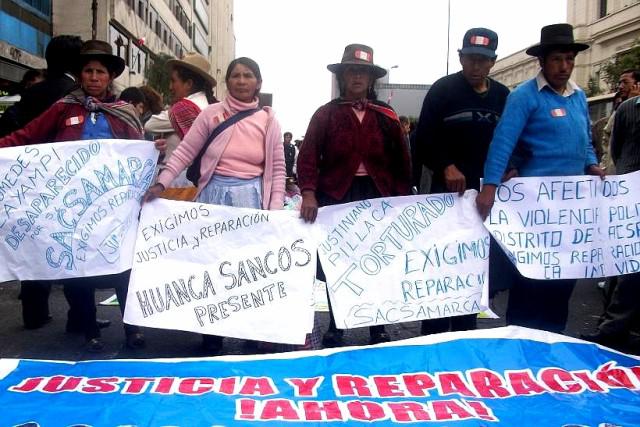 Angehörige von Opfern kämpfen seit langem für eine Entschädigung. Hier bei einer Demonstration am 25. Juli 2010 in Lima