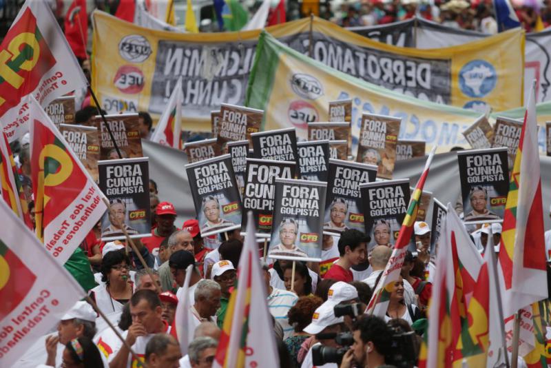 Demonstranten in São Paulo mit Schildern: "Weg mit Cunha - Putschist"
