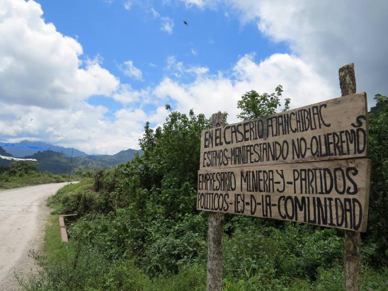 Protestschild: "Wir protestieren in Ajanchiblac. Wir wollen keine Bergbauunternehmen und politische Parteien. Gesetz der Gemeinde."